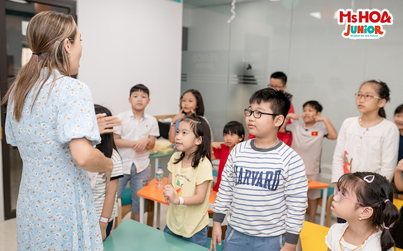 Tr&ograve; chơi  Simon n&oacute;i (Simon says) được sử dụng trong c&aacute;c lớp học tại trung t&acirc;m tiếng Anh