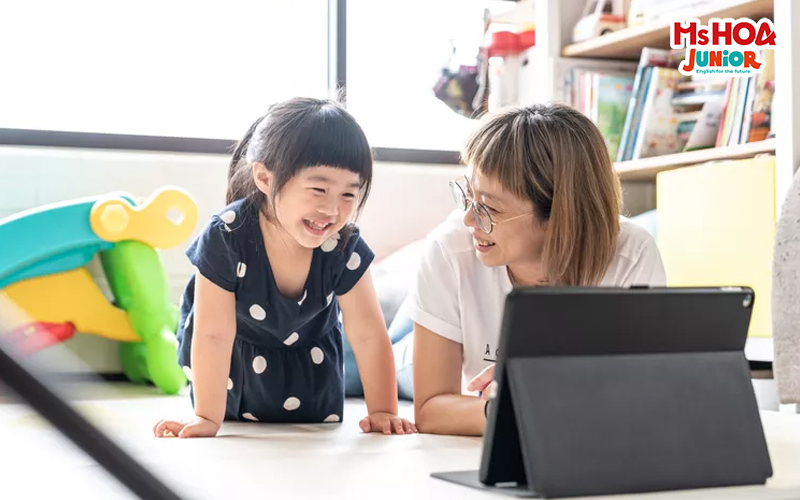 C&ugrave;ng con nghe nhạc v&agrave; xem phim hoạt h&igrave;nh tiếng Anh