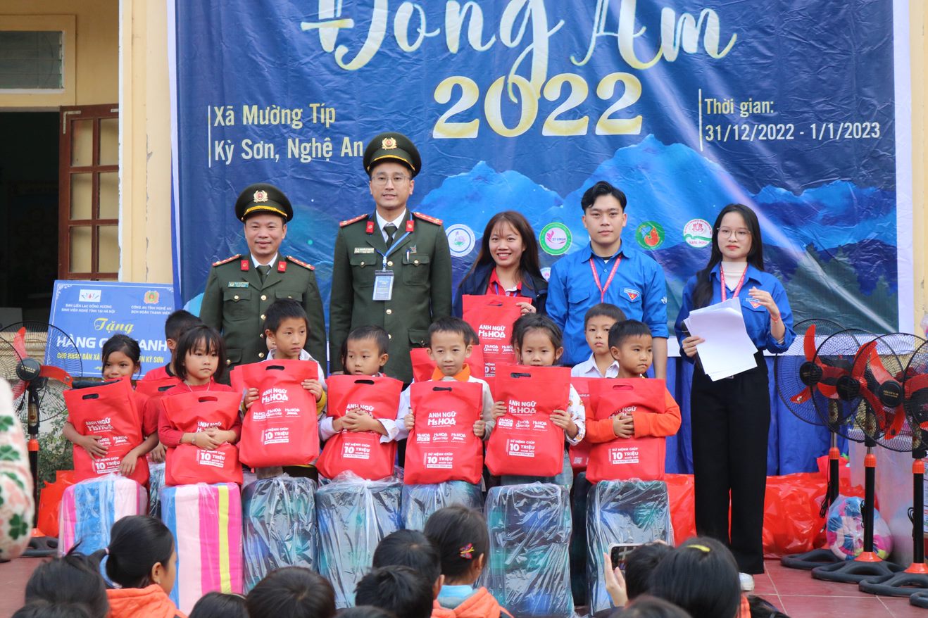 MANG TẾT ẤM T&Igrave;NH THƯƠNG ĐẾN ĐỒNG B&Agrave;O V&Ugrave;NG CAO