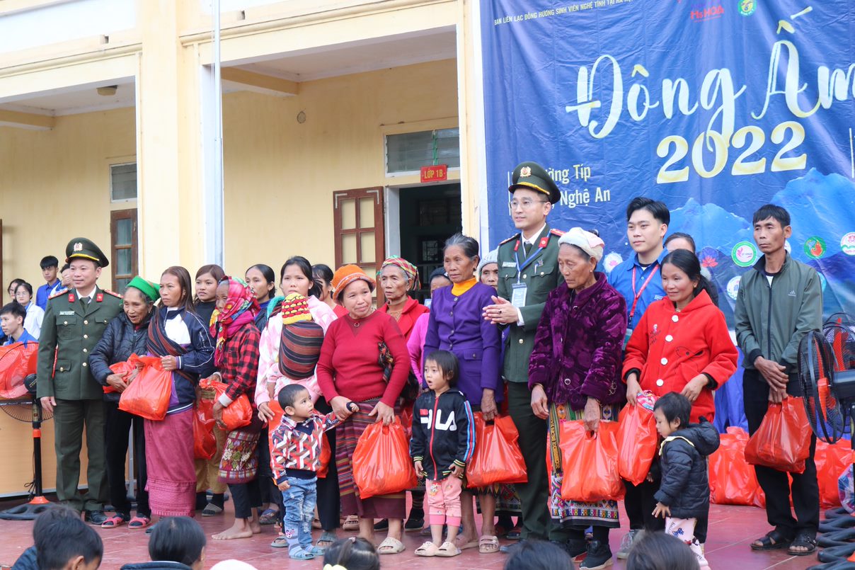 MANG TẾT ẤM T&Igrave;NH THƯƠNG ĐẾN ĐỒNG B&Agrave;O V&Ugrave;NG CAO