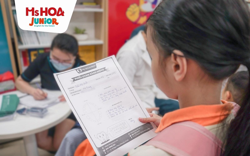 Học vi&ecirc;n nhận phiếu thăm kh&aacute;m của nha khoa Hanseoul