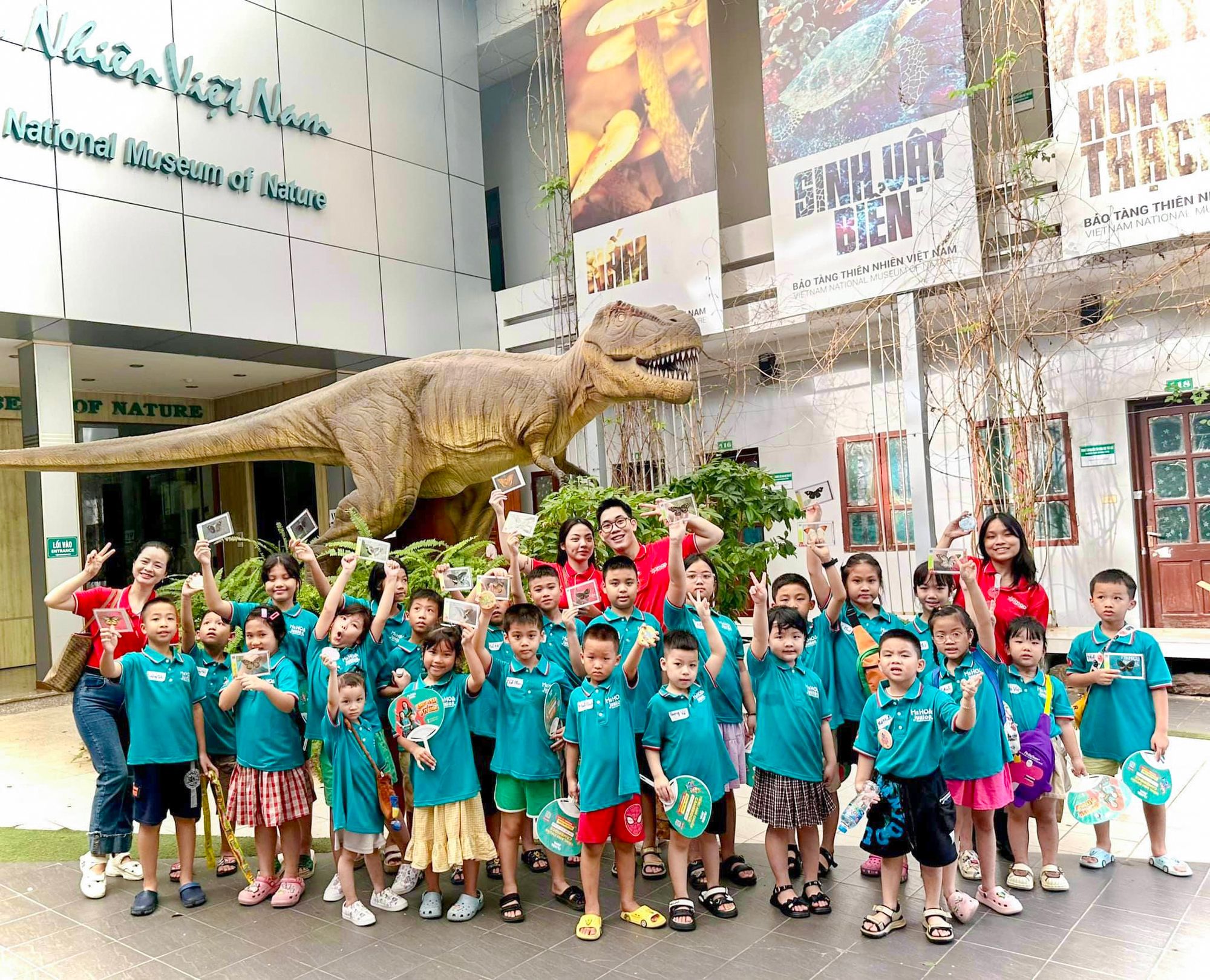 Học vi&ecirc;n Ms Hoa Junior Long Bi&ecirc;n tại bảo t&agrave;ng thi&ecirc;n nhi&ecirc;n Việt Nam