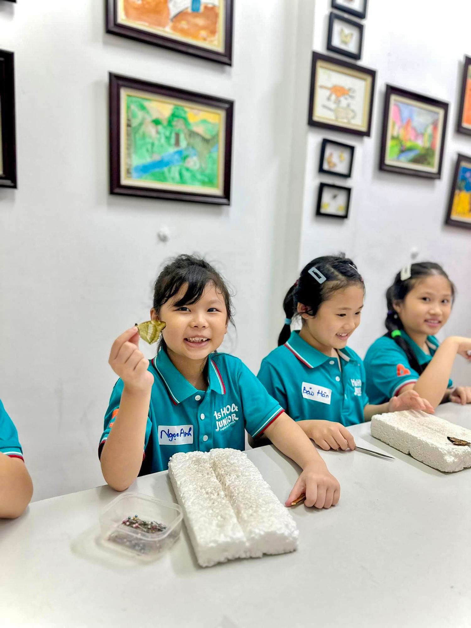 Học vi&ecirc;n Ms Hoa Junior Long Bi&ecirc;n tại bảo t&agrave;ng thi&ecirc;n nhi&ecirc;n Việt Nam