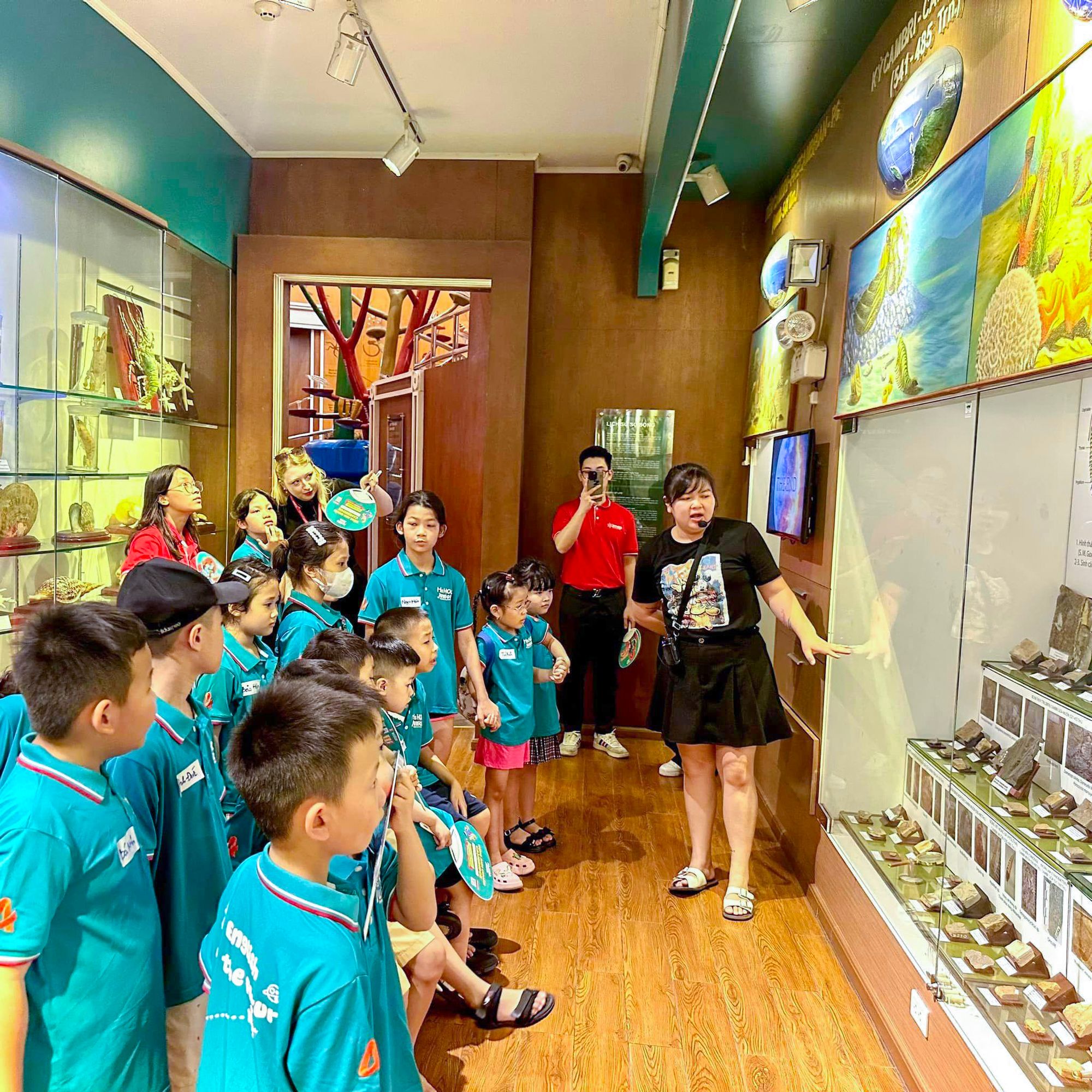 Học vi&ecirc;n Ms Hoa Junior Long Bi&ecirc;n tại bảo t&agrave;ng thi&ecirc;n nhi&ecirc;n Việt Nam