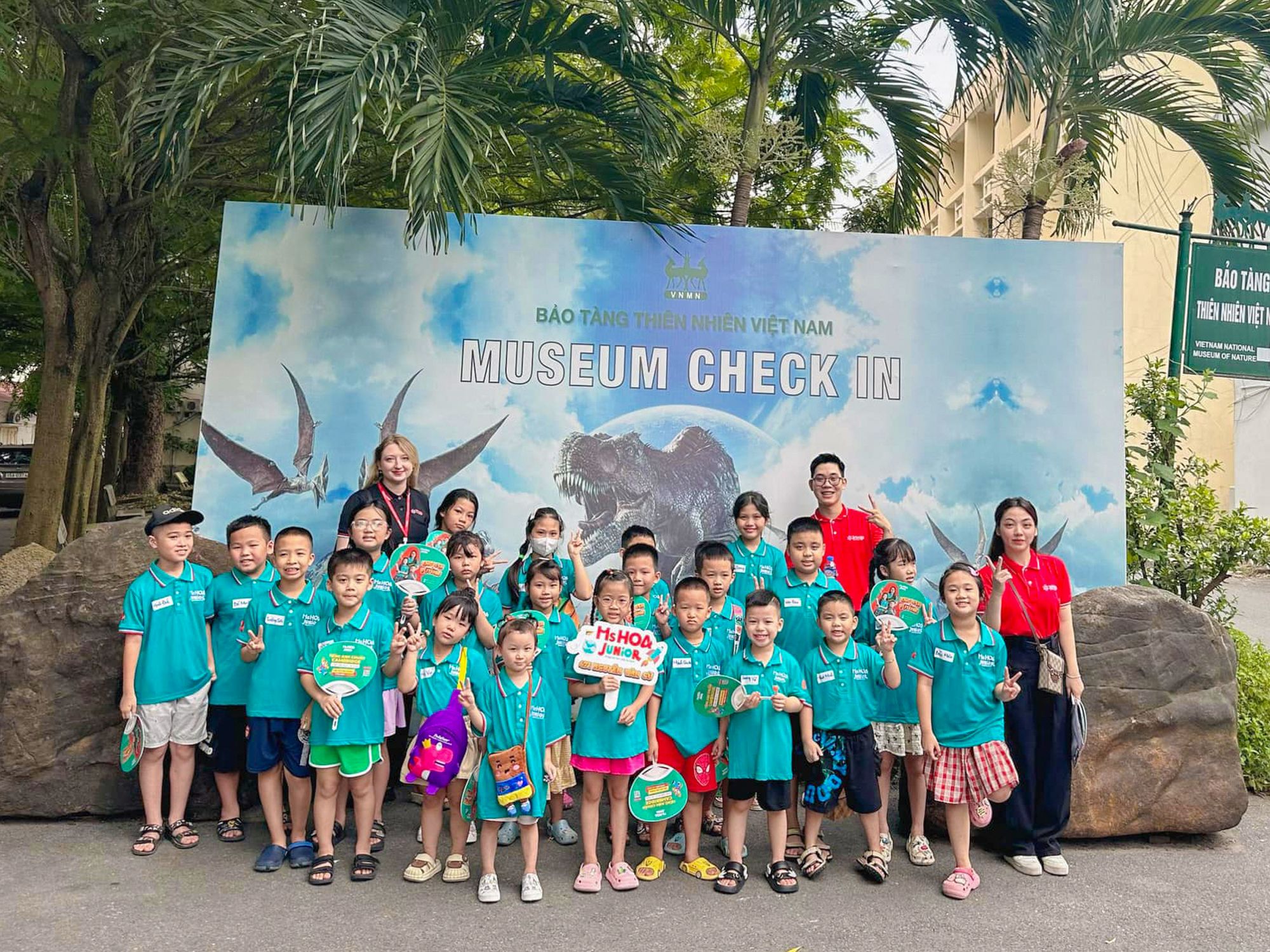 Học vi&ecirc;n Ms Hoa Junior Long Bi&ecirc;n tại bảo t&agrave;ng thi&ecirc;n nhi&ecirc;n Việt Nam