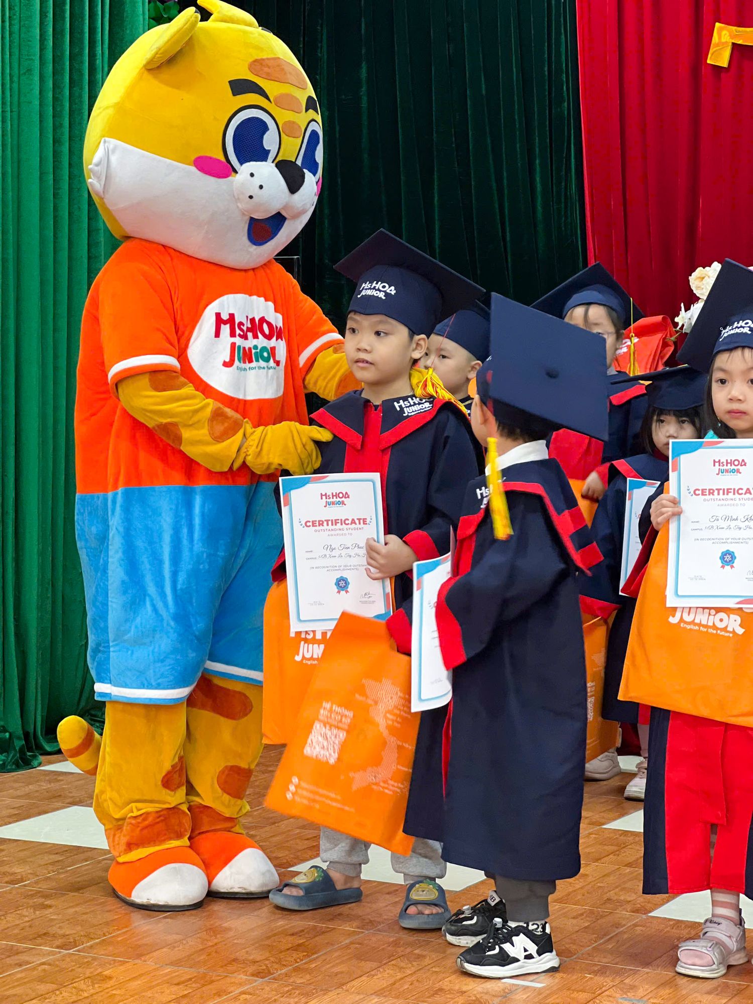 TƯNG BỪNG LỄ VINH DANH HỌC SINH XUẤT SẮC KHU VỰC XU&Acirc;N LA &ndash; NĂM HỌC 2024